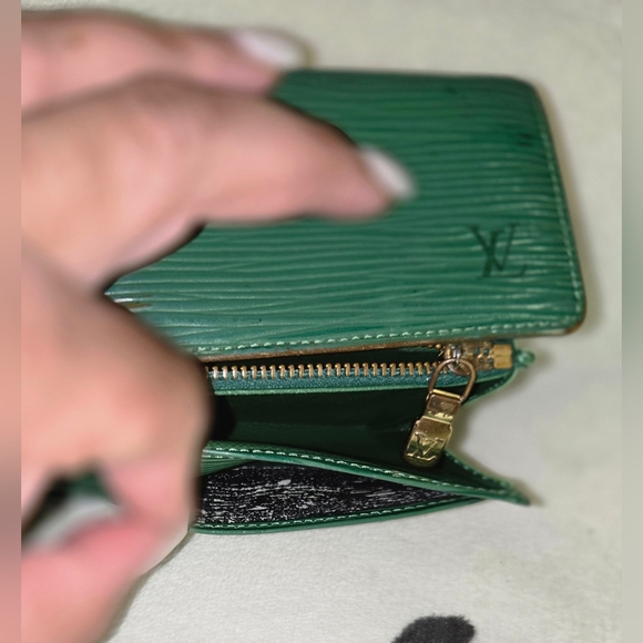 💯 Authentic Vintage Louis Vuitton Epi Sarah Wallet (Green) - Picture 7 of 16